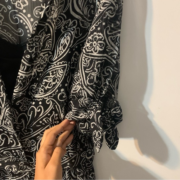 Calvin Klein Black and White Paisley Print Dress with Tie. Size 4 - Picture 8 of 13